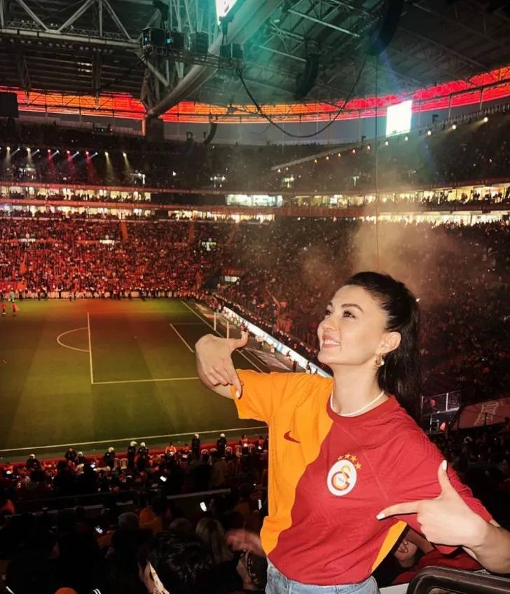 Galatasaray'ın şampiyonluğu sonrası ünlü isimlerden paylaşımlar art arda geldi! 3